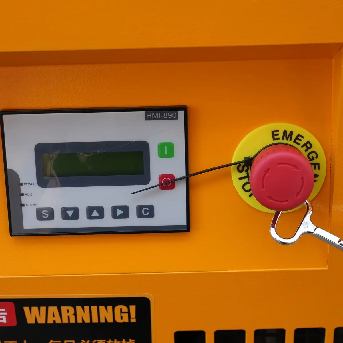 標準2-in-1 4kWライン周波数モデル-詳細: コントロールパネルと緊急停止スイッチ