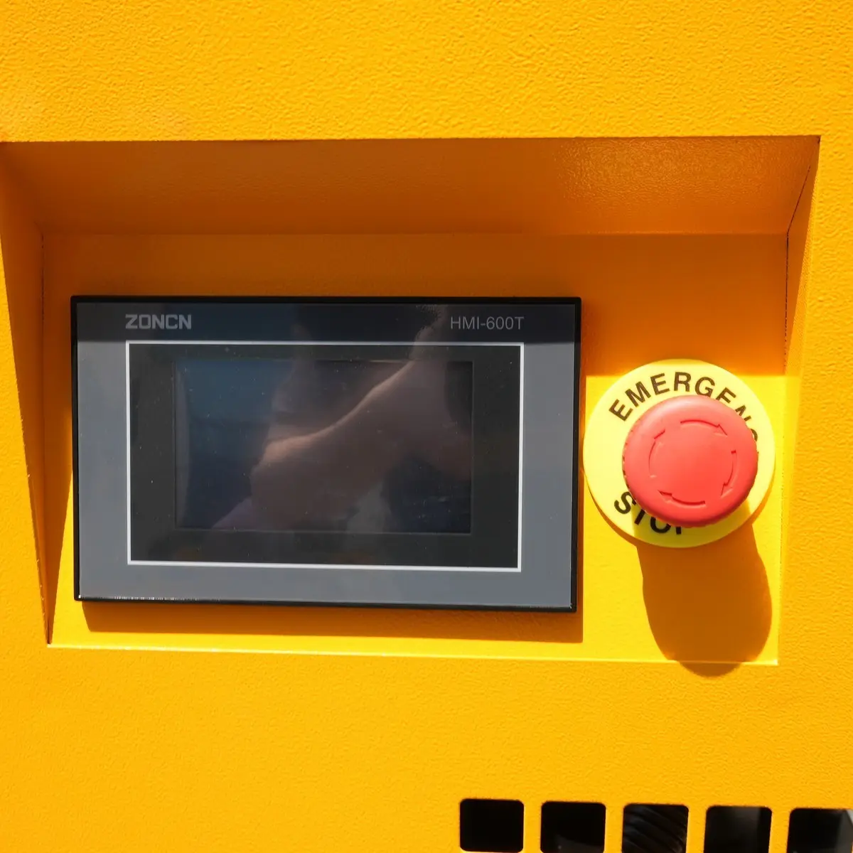 Inverter standard 2-in-1, 4 kW, senza custodia-Dettagli: Display e interruttore di arresto di emergenza