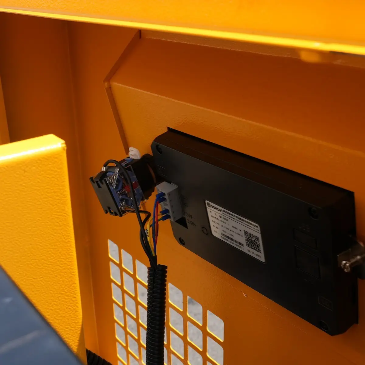 Inverter standard 2-in-1, 4 kW, senza involucro-Dettagli: modulo di controllo elettrico e bocchette di raffreddamento
