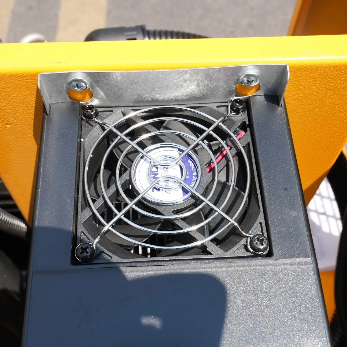 Inverter standard 2-in-1, 4 kW, senza involucro-Dettagli: Ventola di raffreddamento dell'armadio di controllo