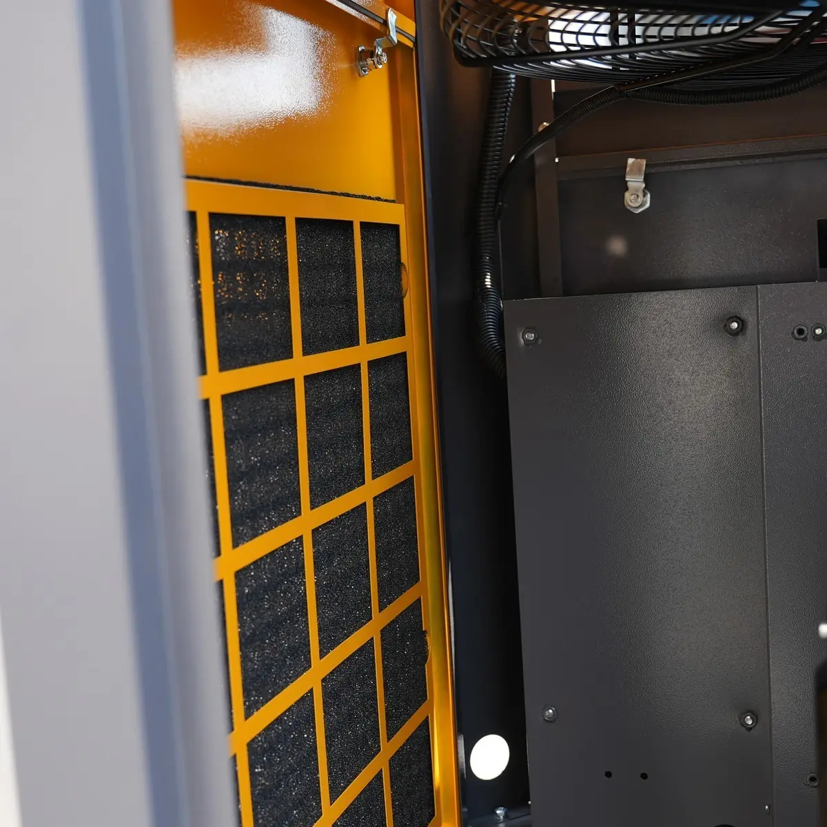 Hagyományos, egyegységes változófrekvenciás meghajtás, 15-37 kW-Részletek-Oldalsó hűtőlevegő-szűrő
