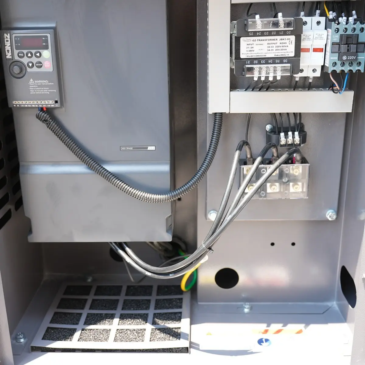 Hagyományos, egyegységes változófrekvenciás meghajtás, 15-37 kW-Részletek-Változófrekvenciás elektromos vezérlőszekrény