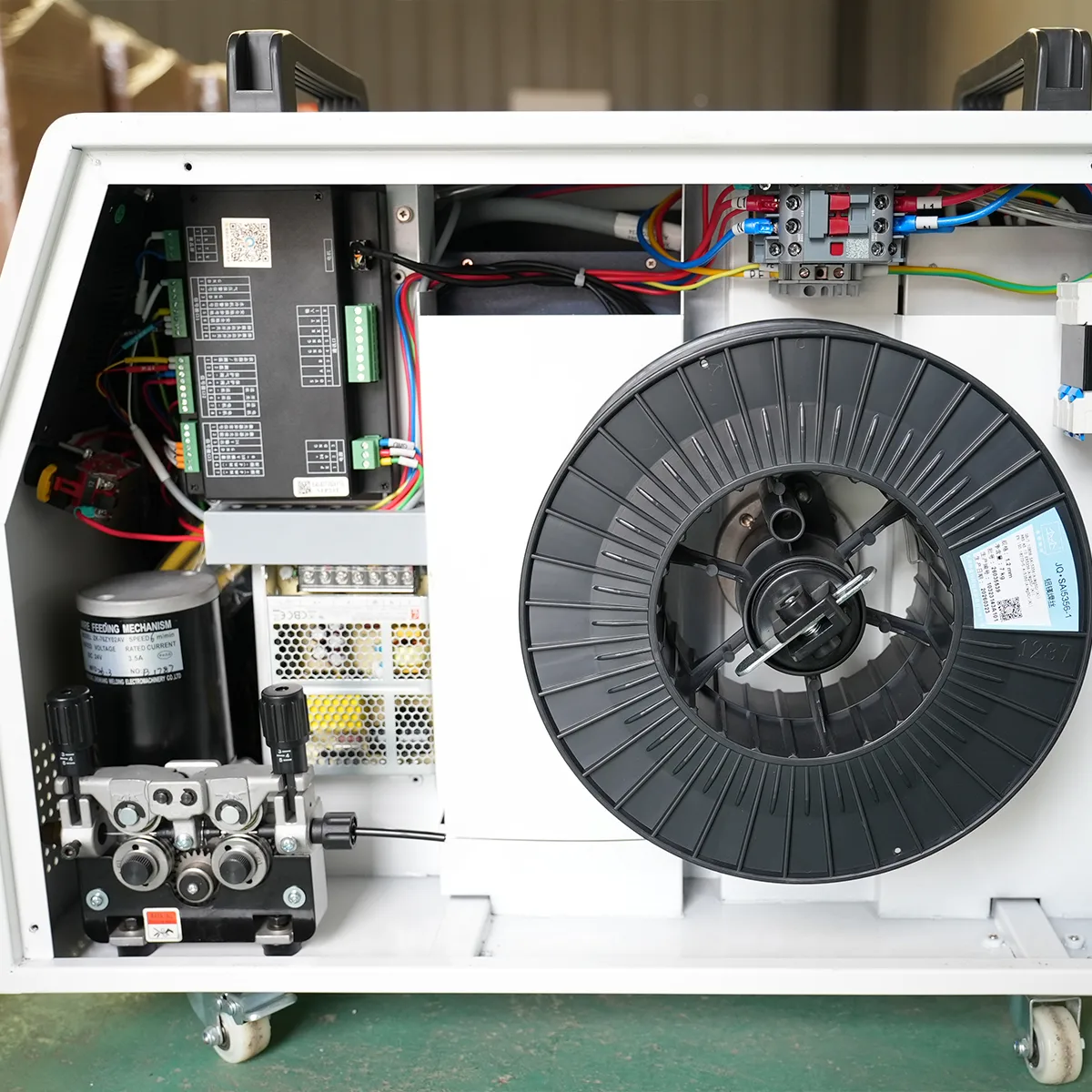 Integriertes elektrisches Kontroll fach innerhalb der gesamten Maschine