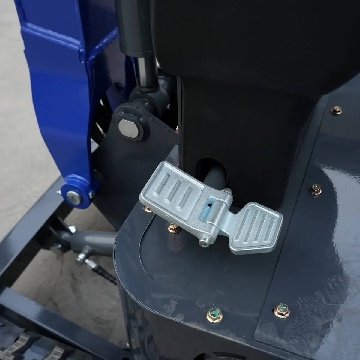 จี่หนาน Yijia ก่อสร้าง Excavator-12U-Details -05-สิ่งที่แนบมาเหยียบรายละเอียด