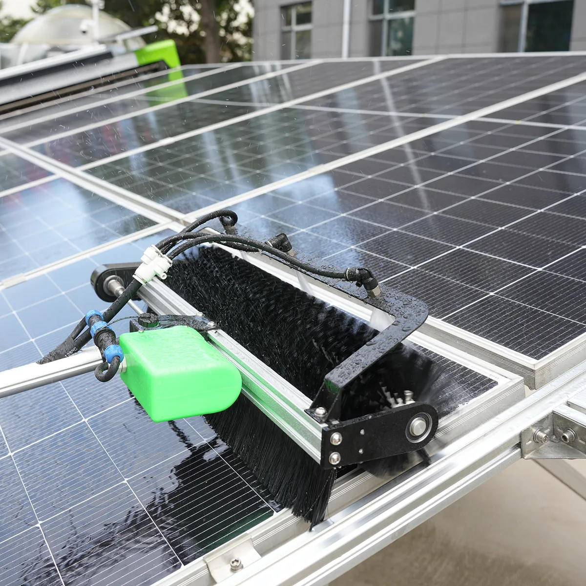 Macchina per la pulizia fotovoltaica portatile a spazzola rotante-S3-Visualizzazione dettagliata-Operazione di pulizia del pannello fotovoltaico