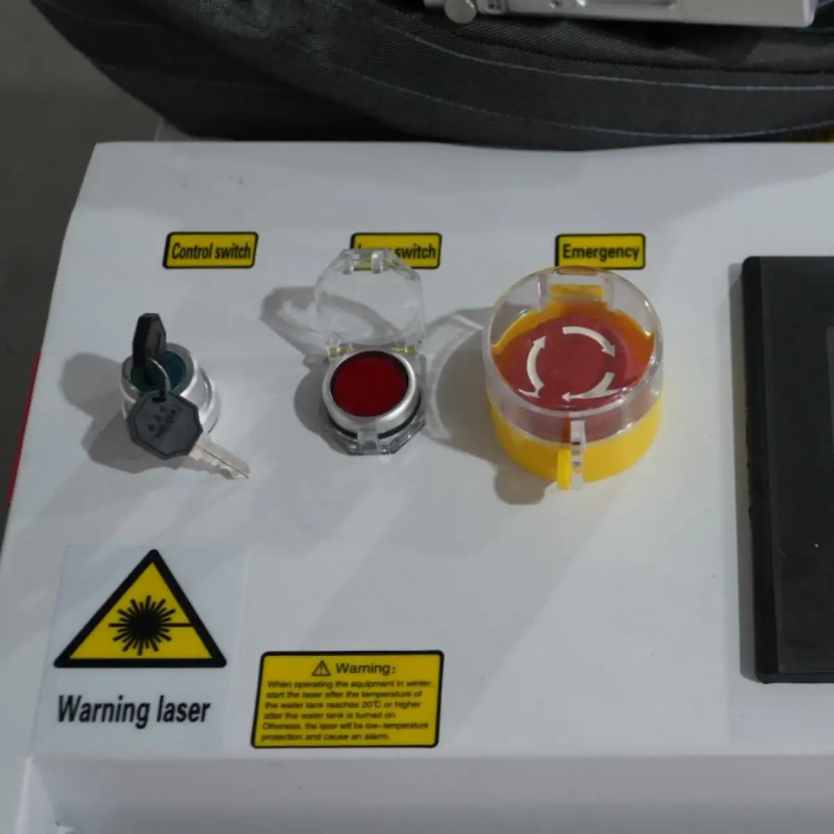 Saldatura laser tre in uno-Dettagli-Pulsante e interruttore di arresto di emergenza