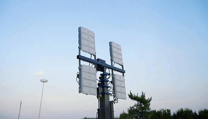 The four-panel LED assembly illuminates progressively, clearly demonstrating start-up and combined lighting for a concentrated source that improves vi