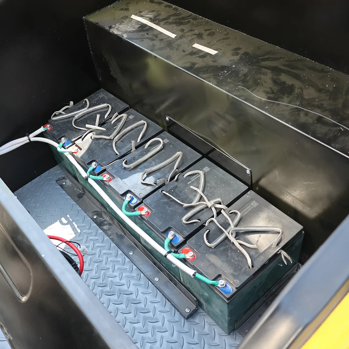 Detalles-Carretilla elevadora de tres puntos 15-Cableado interno en el compartimento de la batería