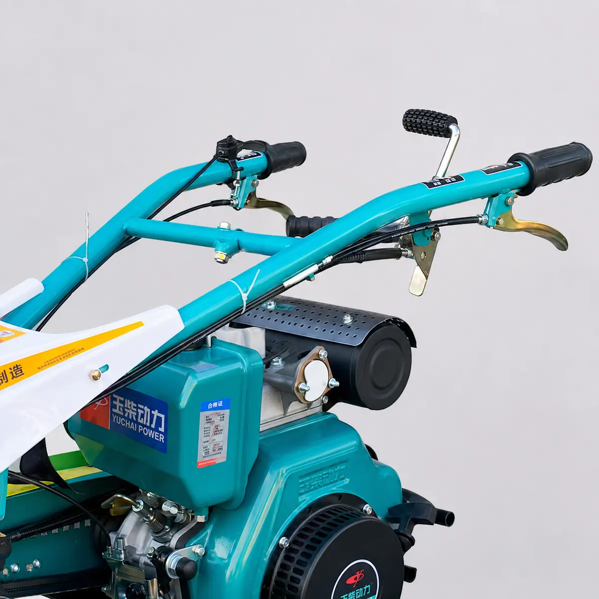 Details – Hand-guided – 192 diesel-powered 80cm wide flail mower – Dual-handle control system