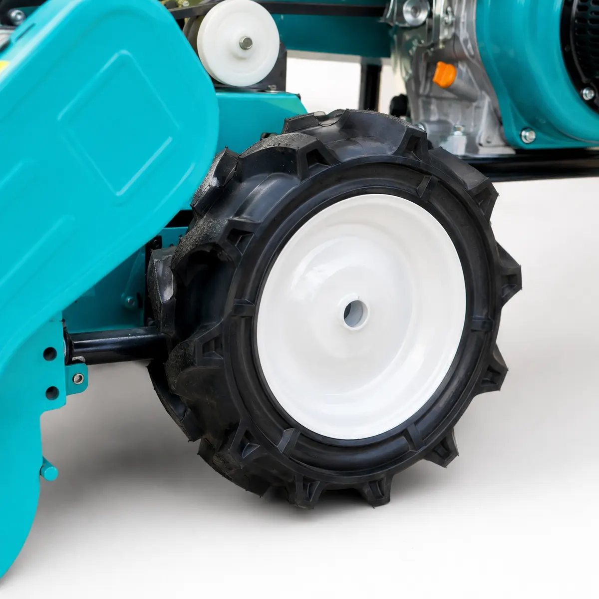 Details – Hand-propelled – 192 Diesel – 80cm Wide Flail Mower – Deep-ribbed, Non-slip Drive Wheels