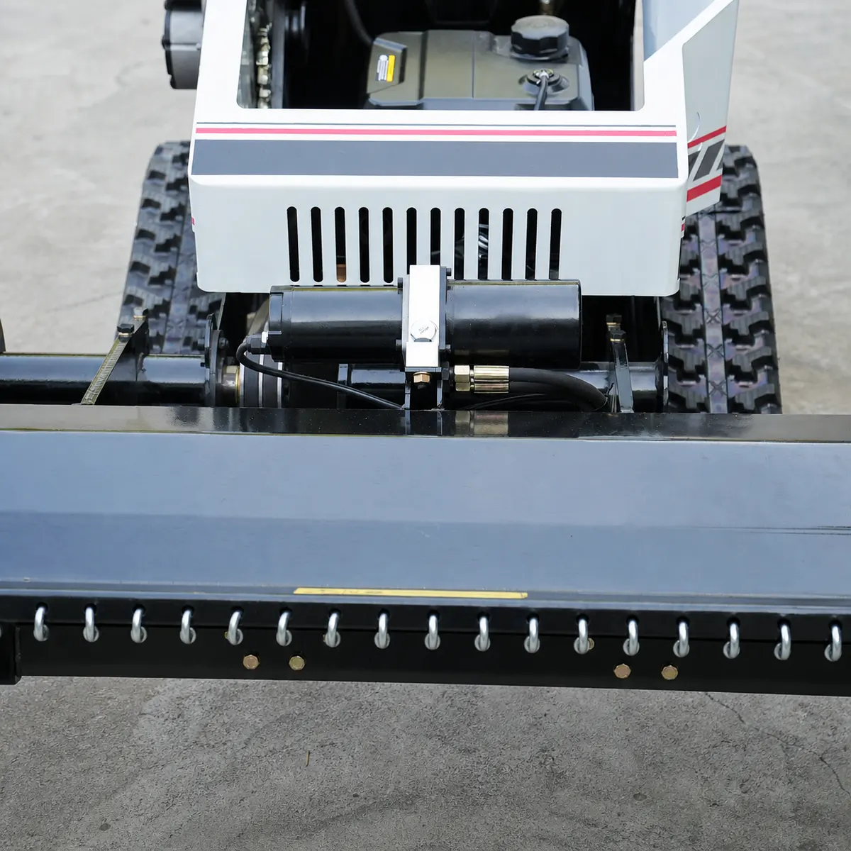 Detail view – Header lift cylinder and hydraulic lines