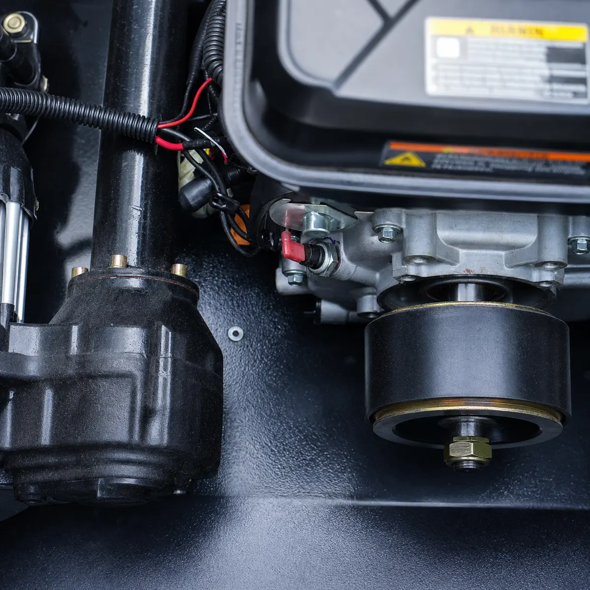 Detail view – Engine fuel shutoff valve, output shaft