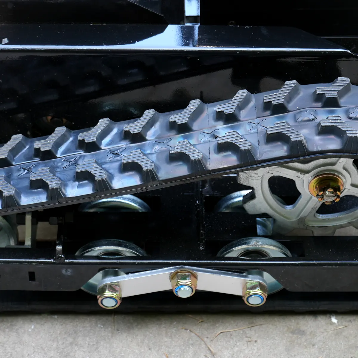 Detail view – Right track propulsion assembly