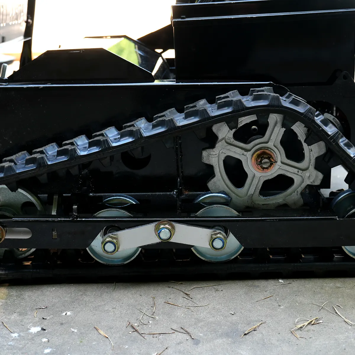 Detail view – Left track assembly