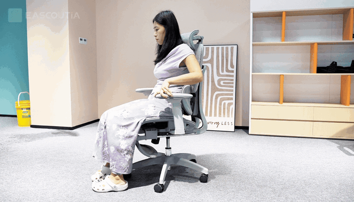 The reclining backrest works with the headrest, lumbar support, and armrests to keep the body supported during short relaxation breaks.
