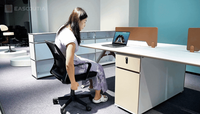 The side lever controls the gas lift, enabling quick seat height changes to match different desks and preferred working postures.