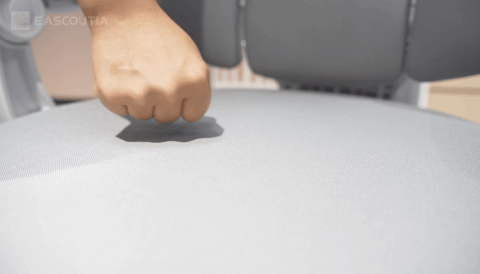 The sponge cushion compresses gently under pressure and gradually regains its shape, balancing enveloping softness with dependable everyday support.