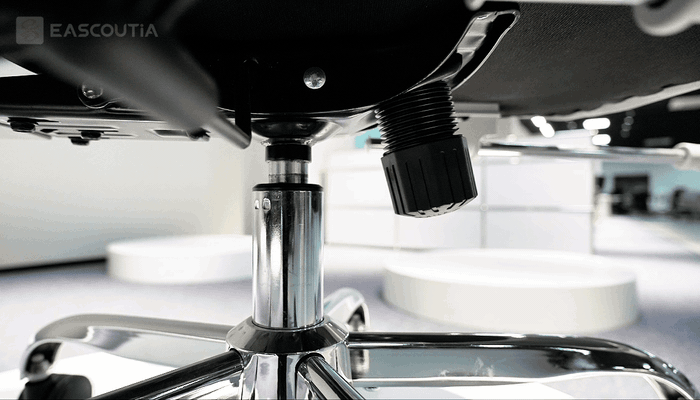The integrated under-seat controls keep height and recline adjustments within easy reach, while the metal gas lift connects securely to the base.