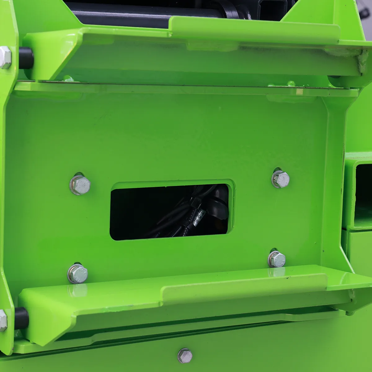 Self-Propelled Scissor Lift – Detail View – Side of the Work Platform Telescoping Bracket