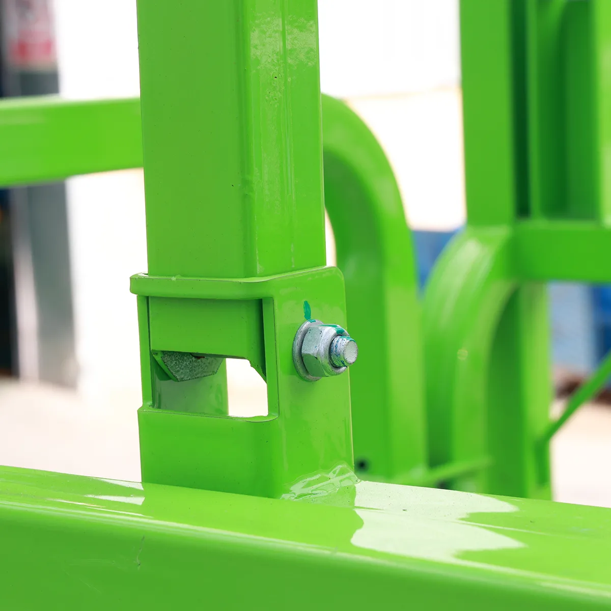 Self-Propelled Scissor Lift – Detail View – Guardrail Mounting Bolt