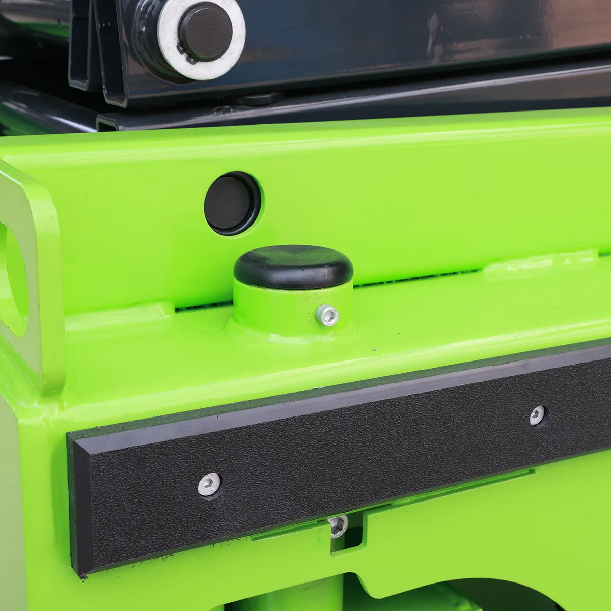 Self-Propelled Scissor Lift – Detail View – Bumper Strip
