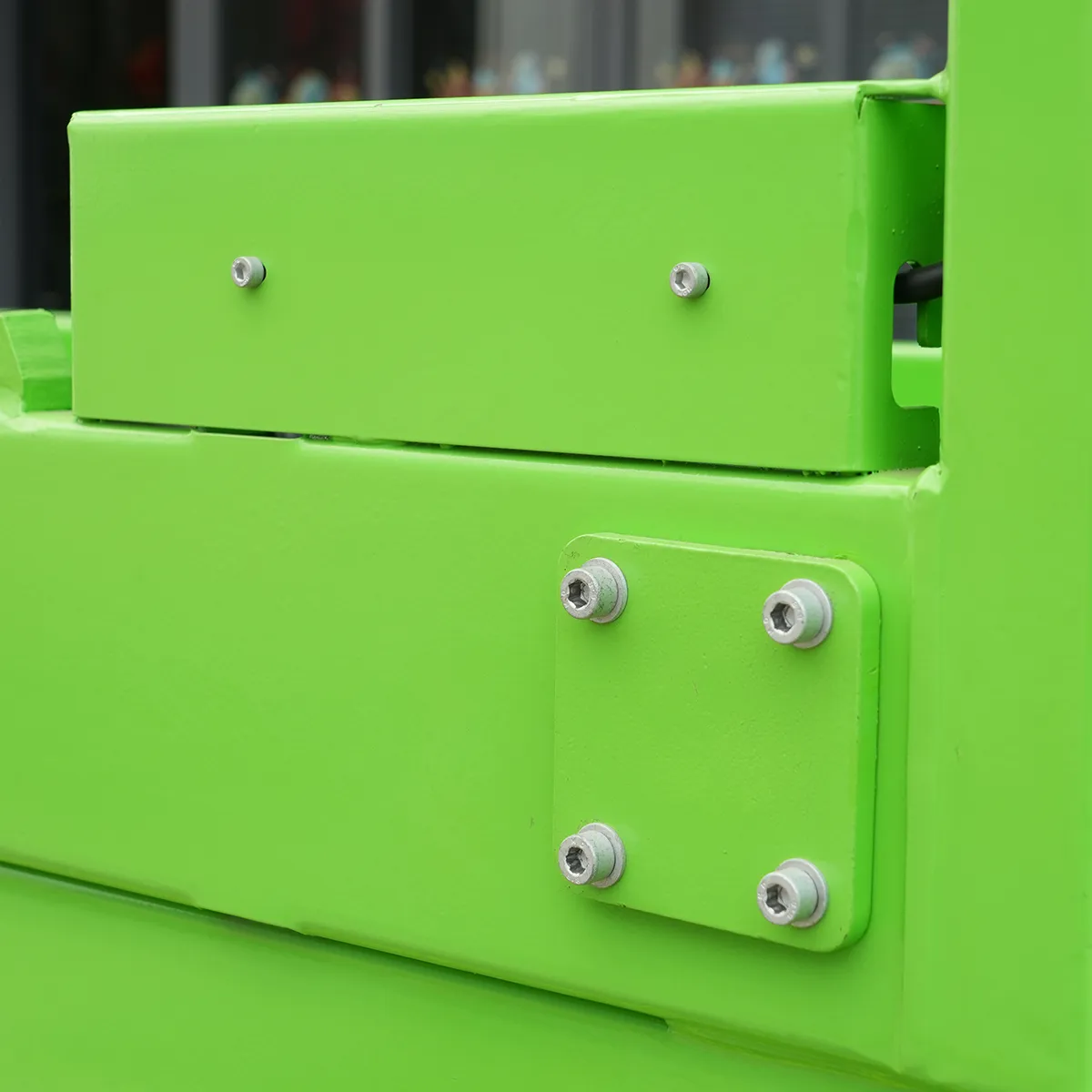 Self-Propelled Crawler Scissor Lift – Detail View – Scissor Arm Mounting Plate