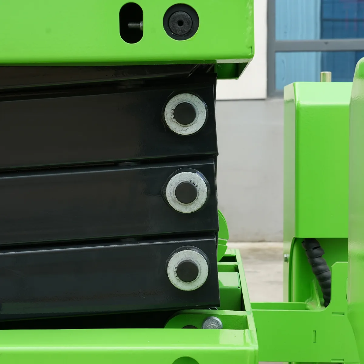 Self-Propelled Crawler Scissor Lift – Detail View – End of the Scissor Arm