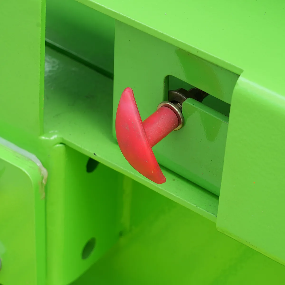 Self-Propelled Crawler Scissor Lift – Detail View – Guardrail Locking Pin