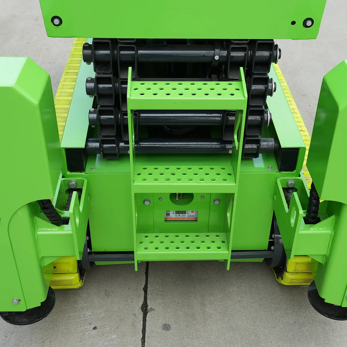 Self-Propelled Crawler Scissor Lift – Detail View – Boarding Step