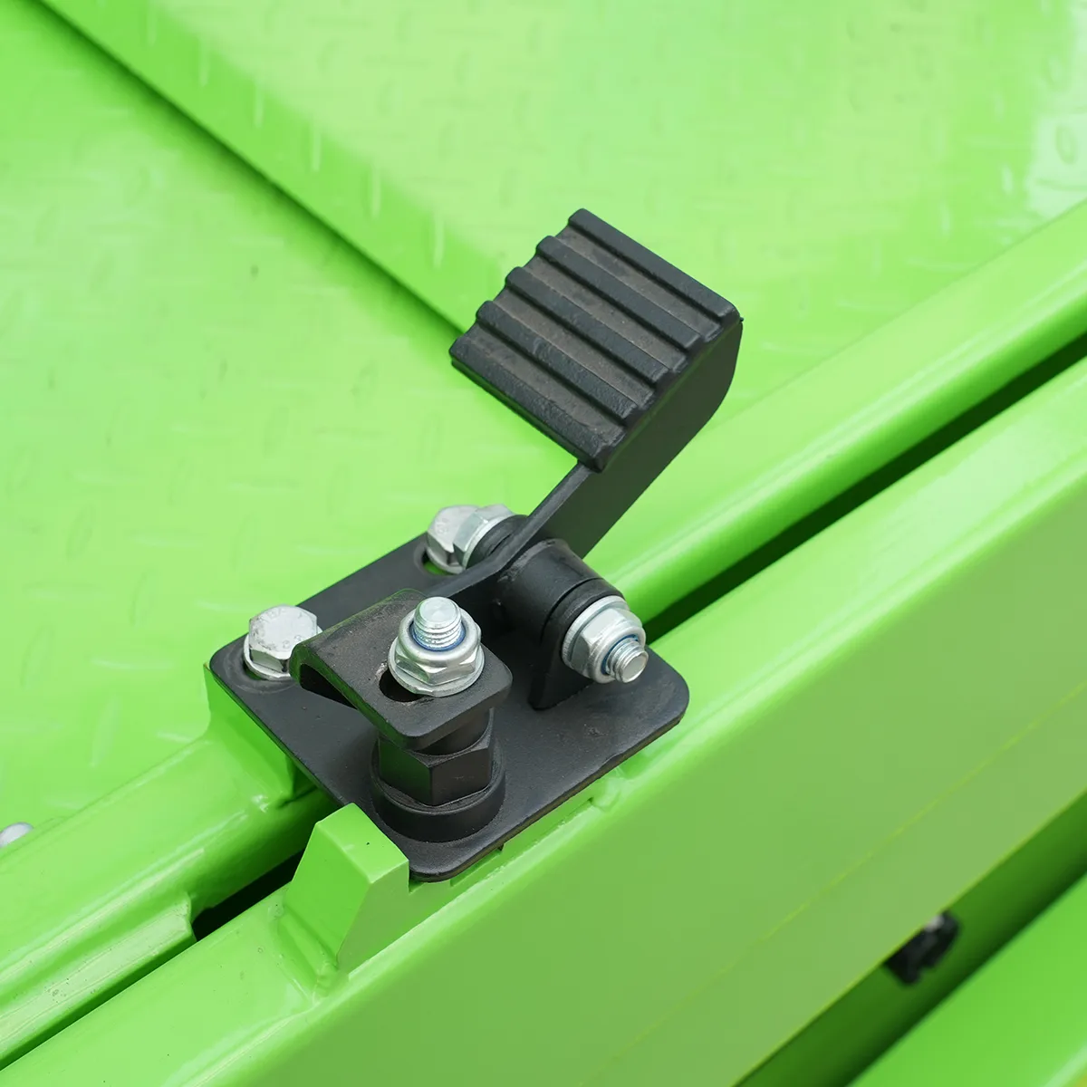 Self-Propelled Crawler Scissor Lift – Detail View – Foot Pedal Switch
