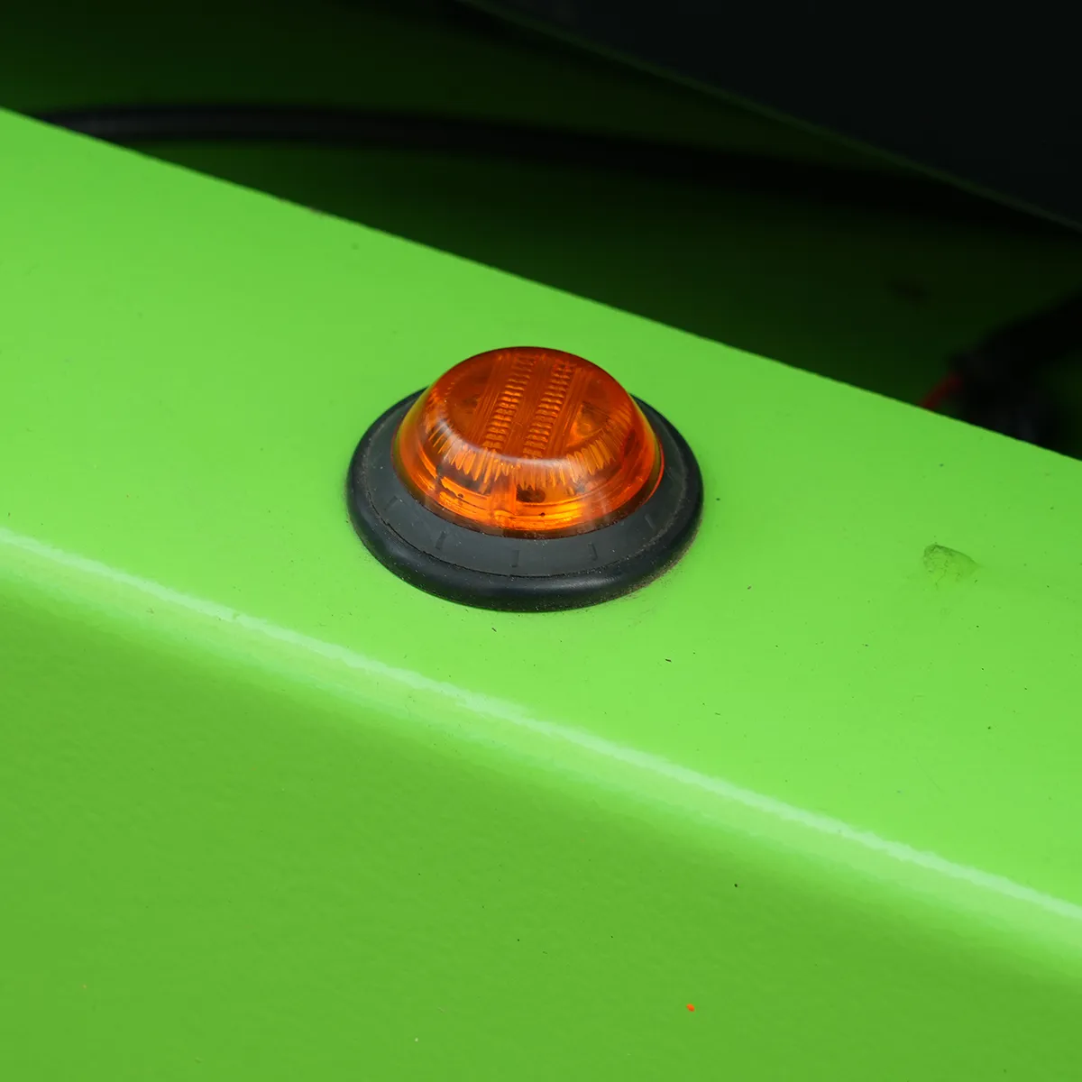 Self-Propelled Crawler Scissor Lift – Detail View – Warning Light