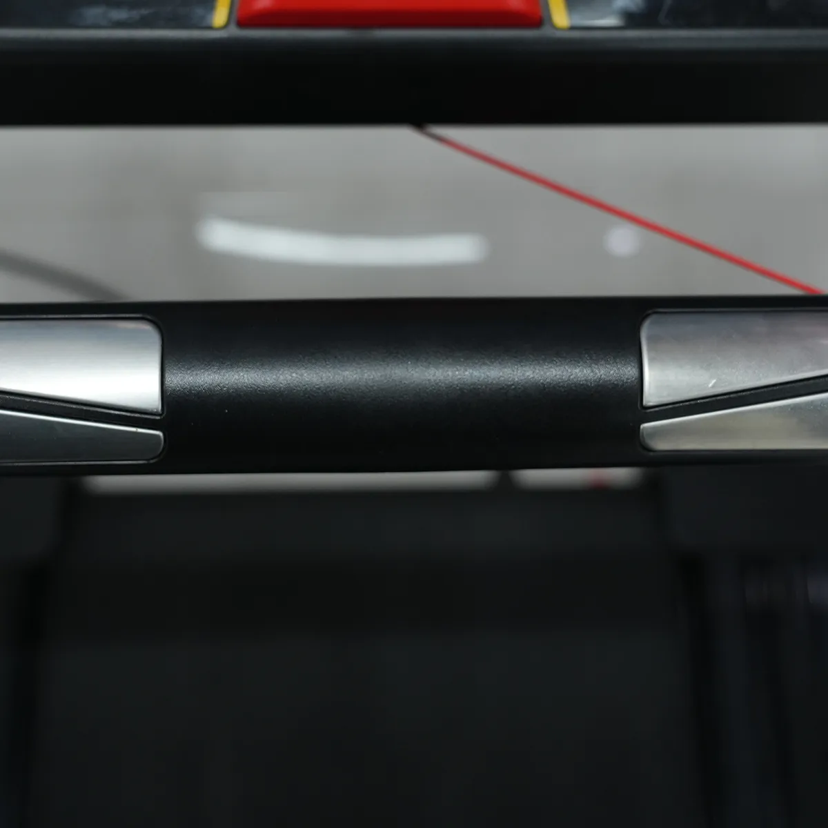 Black Blade Treadmill-Pantalla-Modelo de espejo-Vista de detalle-Pasamanos sensibles al ritmo cardíaco