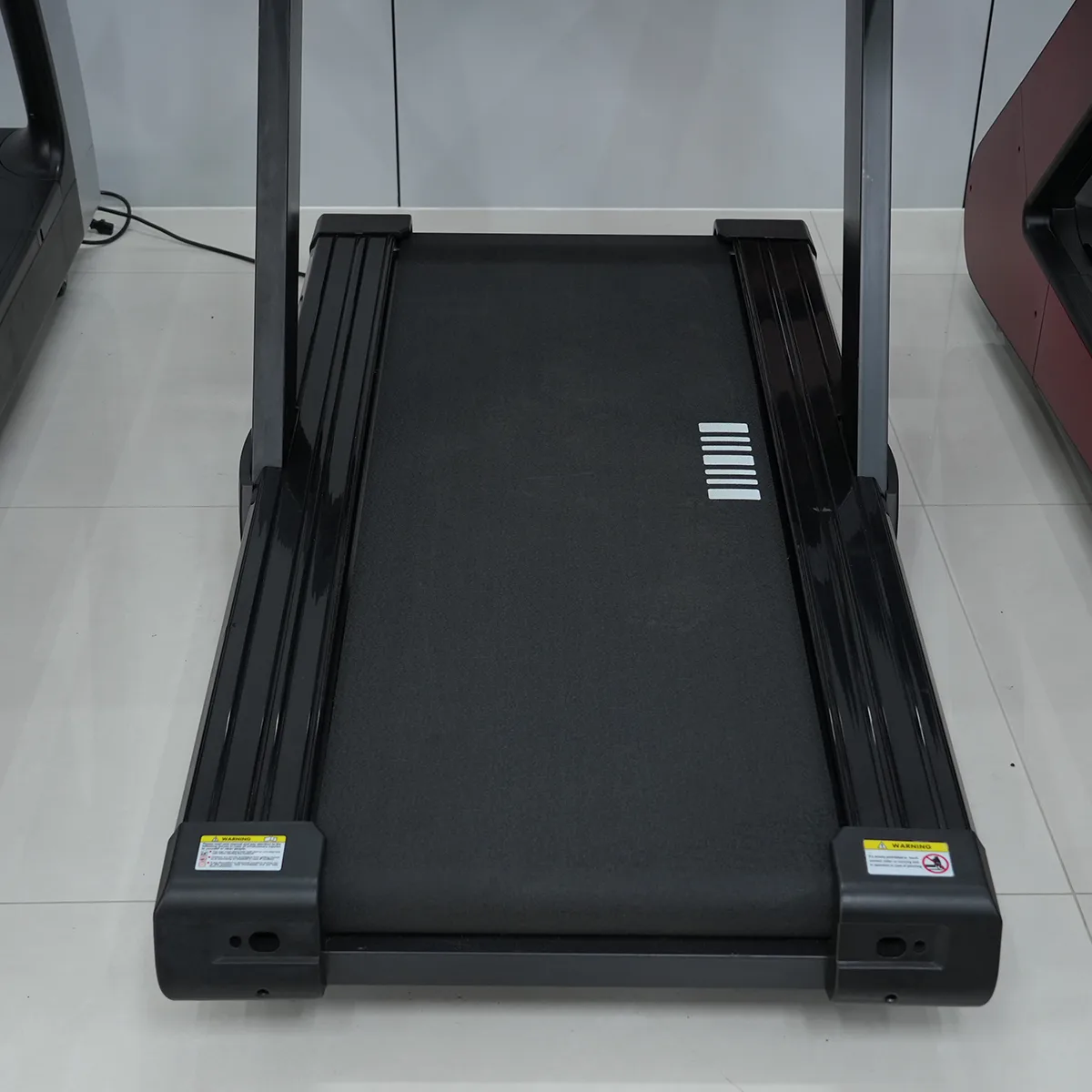Black Blade Treadmill-Pantalla-Mirroring Model-Vista detallada-Panorama frontal de la plataforma de correr