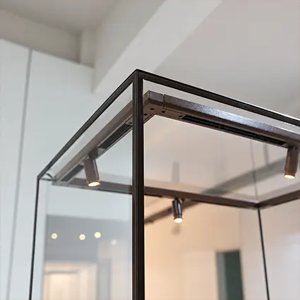 Upper Frame met schijnwerpers van de vitrine 11